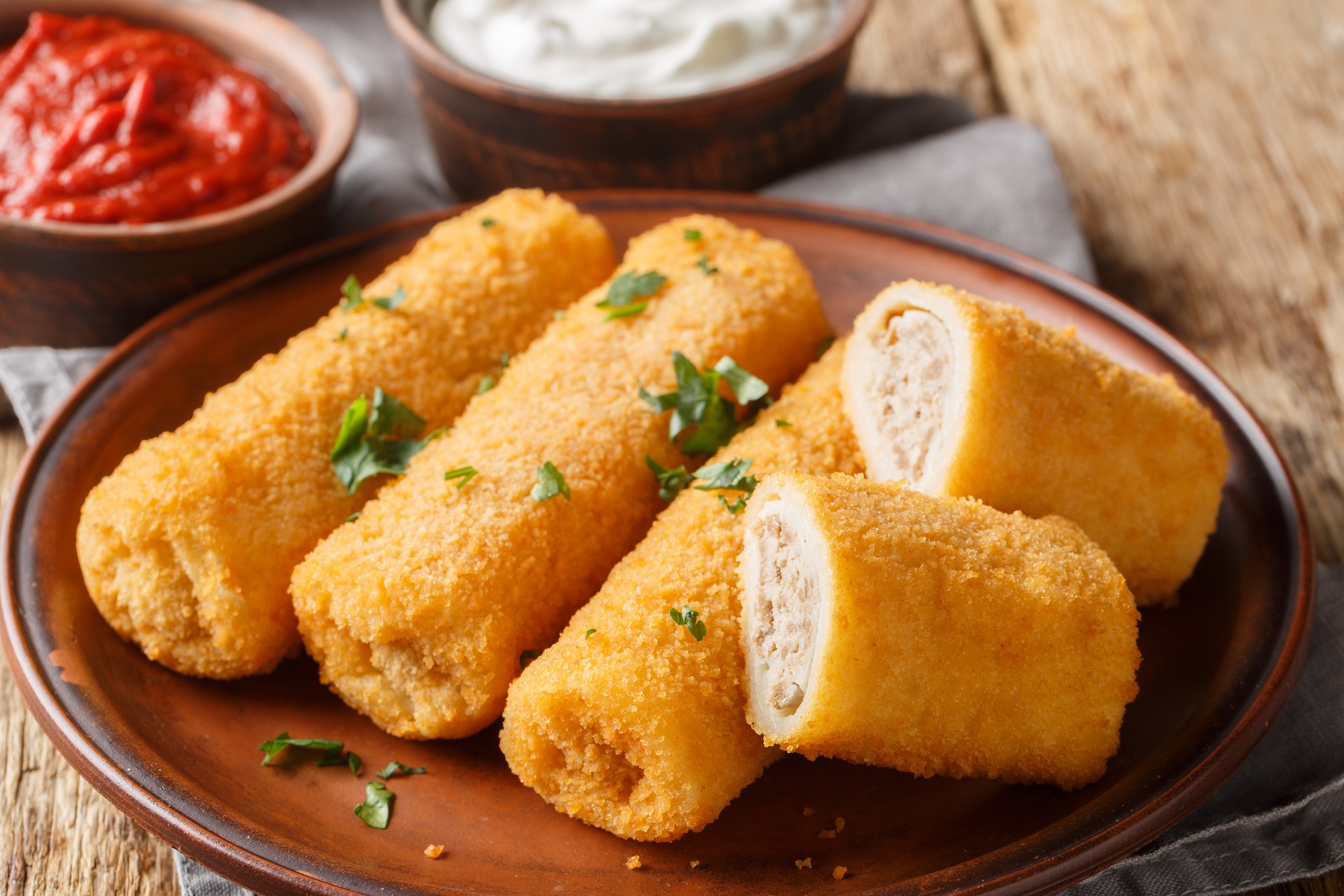 Krokiety: knusprig gebratene Pfannkuchen mit Füllung aus Polen ...