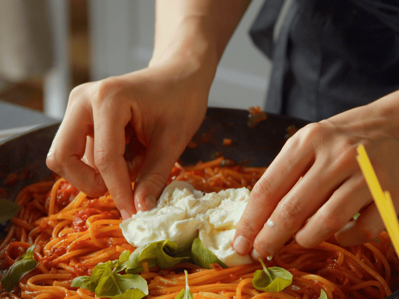 Pfanne mit One-Pot-Spaghetti mit Burrata