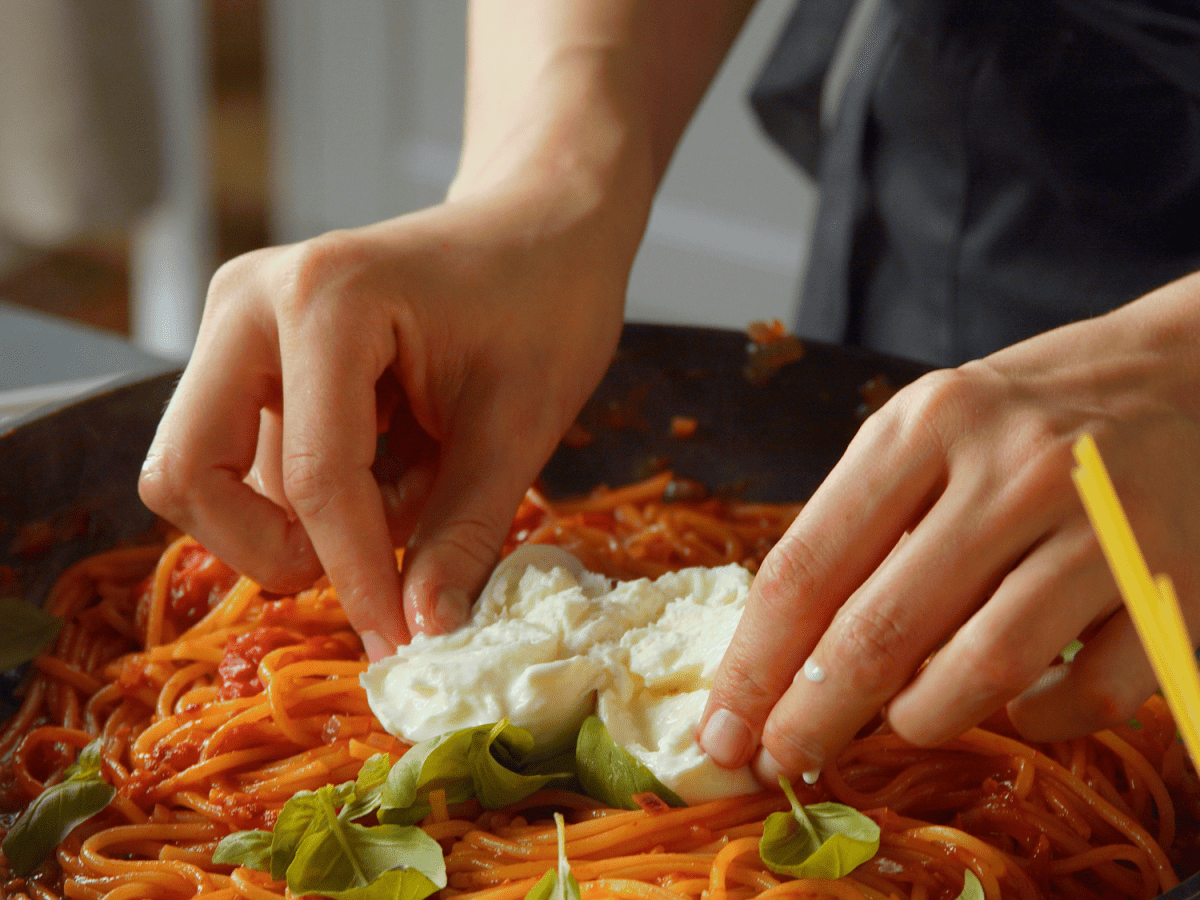 Pfanne mit One-Pot-Spaghetti mit Burrata