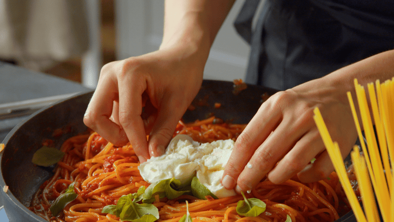 One-Pot-Spaghetti mit Burrata: Mit diesem Gericht sparst du Zeit und Abwasch