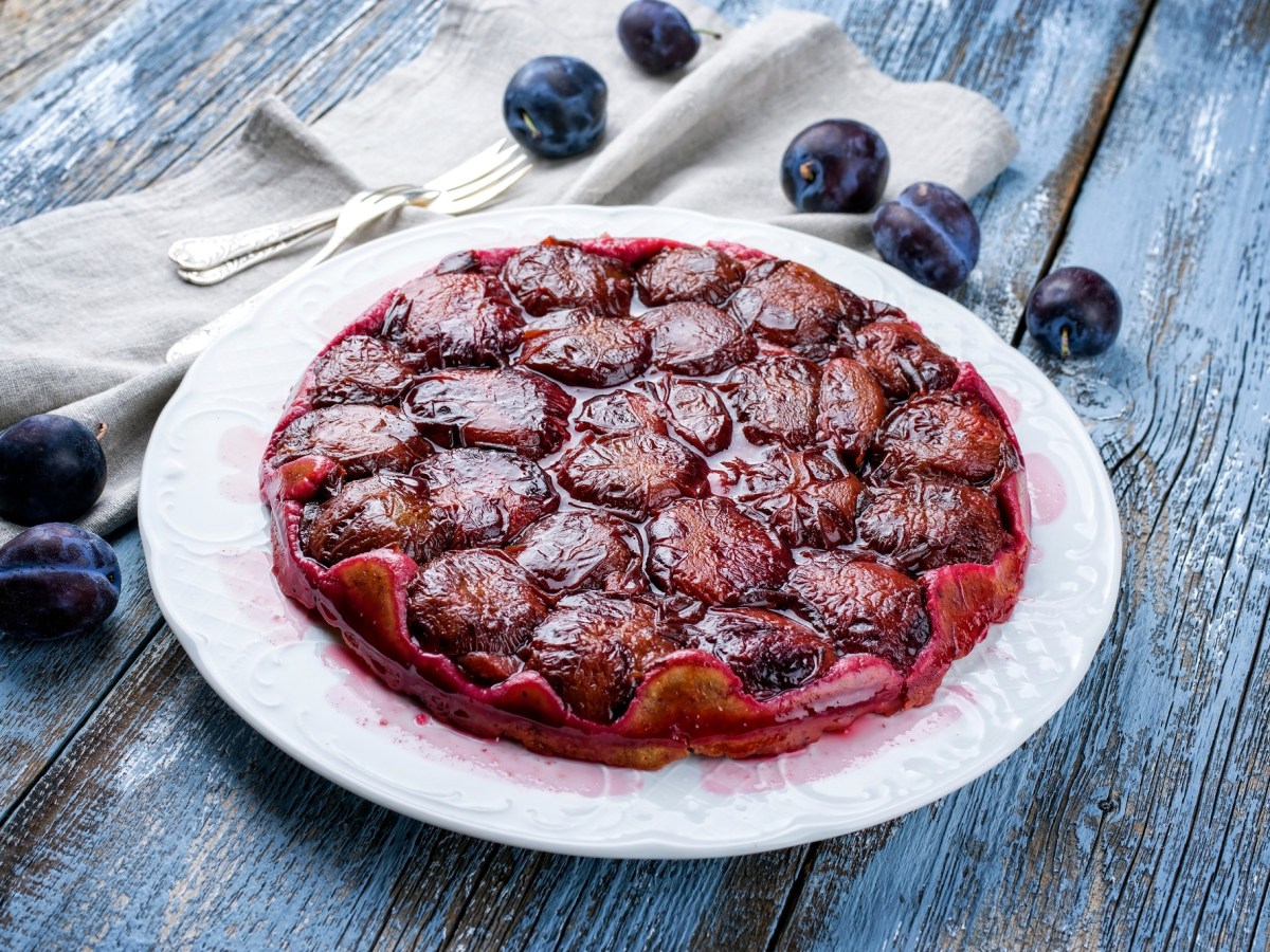 Eine Pflaumen-Tarte-Tatin auf einem Teller.