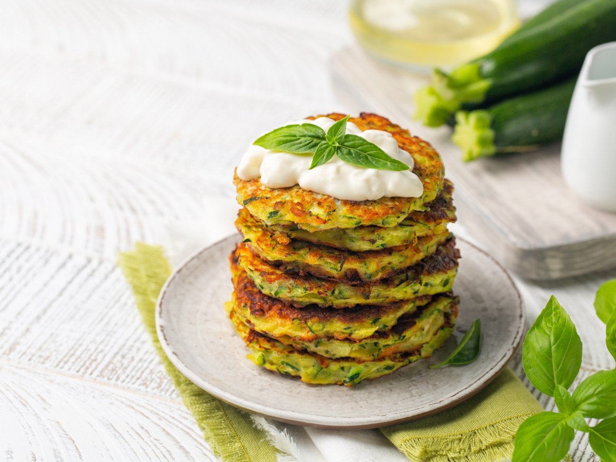 Zucchini-Parmesan-Puffer: So einfach gelingen die Gemüsebratlinge mit Käse