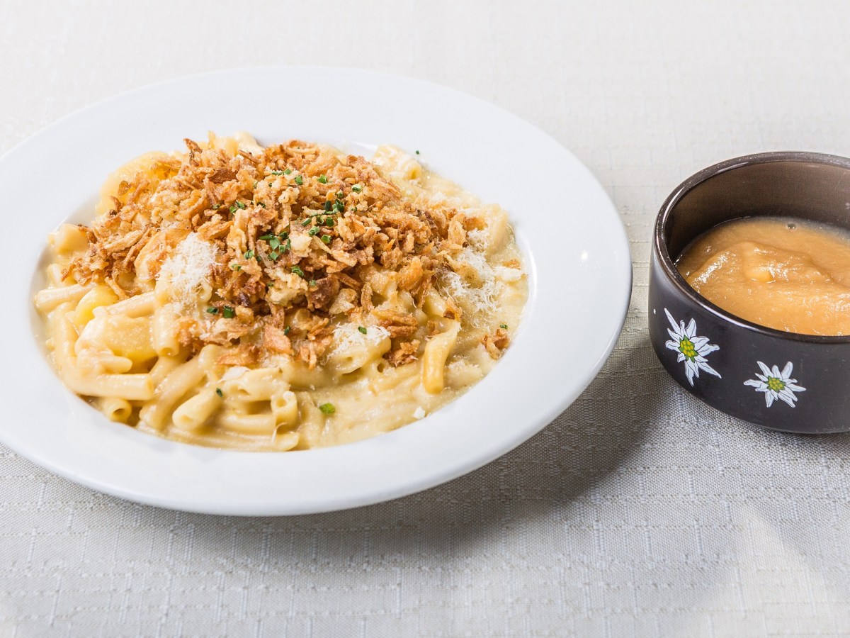 Älplermagronen: Schweizer Nudeln mit Käse, Speck und Apfelmus ...