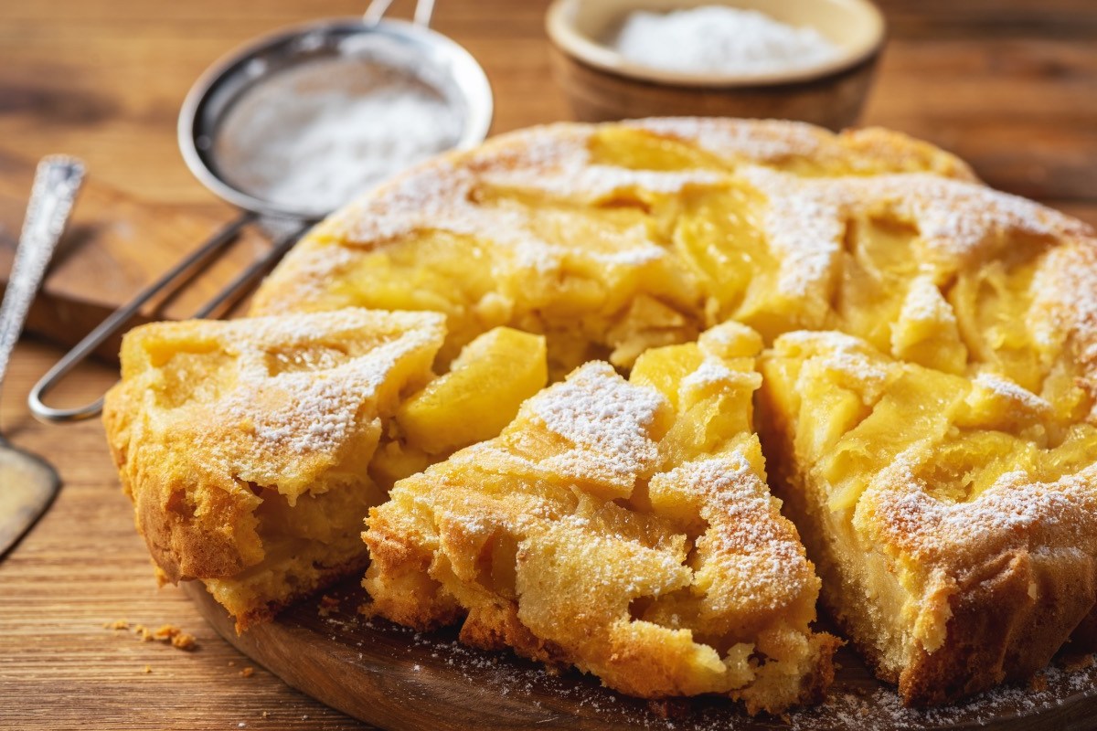 Ein Apfel-Grießkuchen, der in Stücke geschnitten wurde.