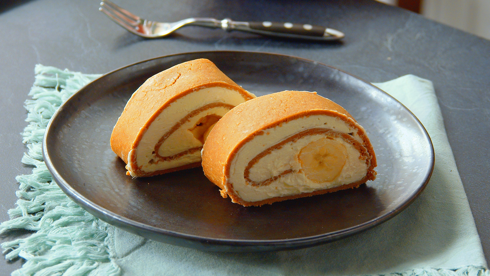 Bananenrolle mit Mascarpone: Dessert mit nur 6 Zutaten - Leckerschmecker