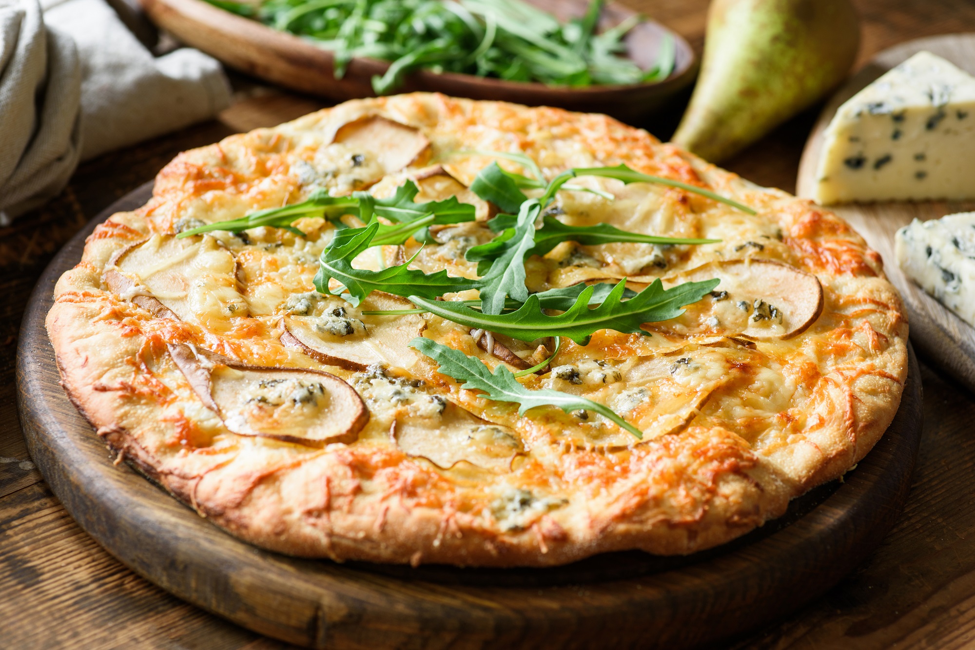 Pizza mit Birne und Blauschimmelkäse: süß und würzig - Leckerschmecker