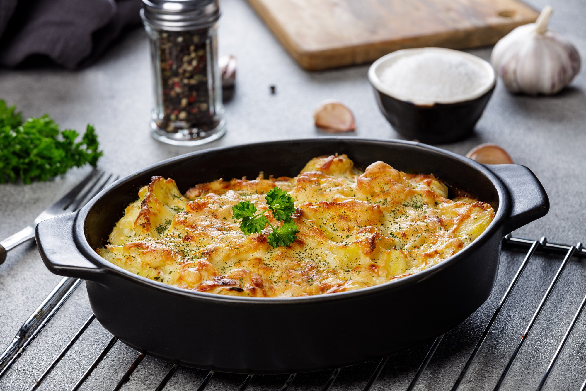 Knoblauch-Kartoffelauflauf: Wohlfühlgericht aus dem Ofen - Leckerschmecker
