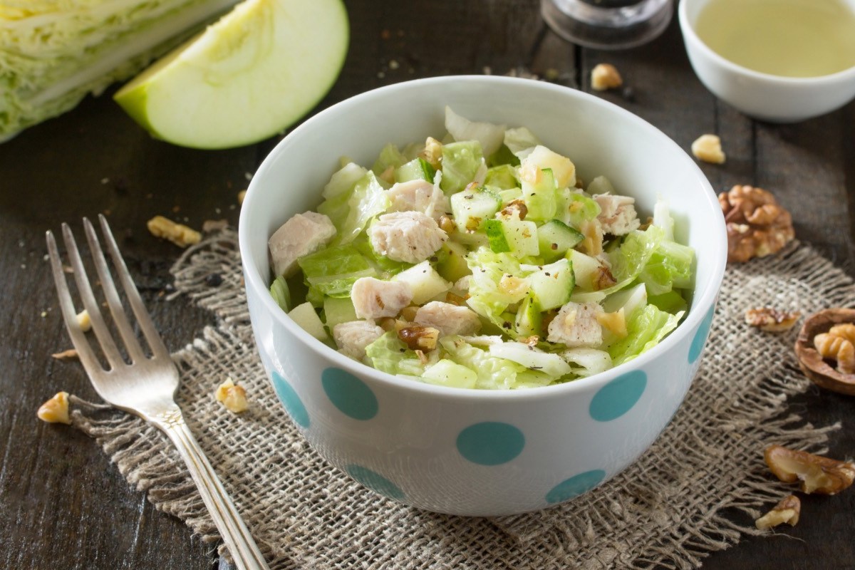 Eine Schüssel Apfelsalat mit Hühnchen.
