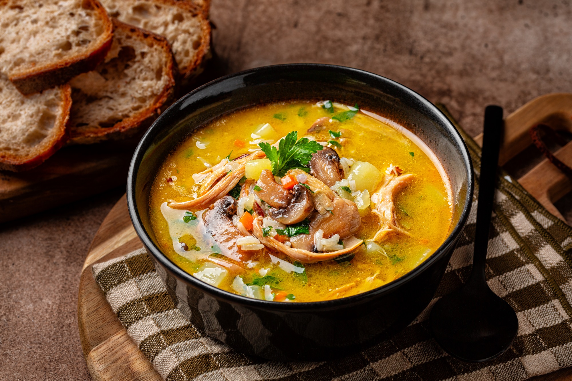Hühnersuppe mit Pilzen: perfekt für kalte Herbsttage - Leckerschmecker