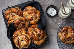 Kanelbullar: Schwedische Zimtschnecken auf einem Kuchengitter.