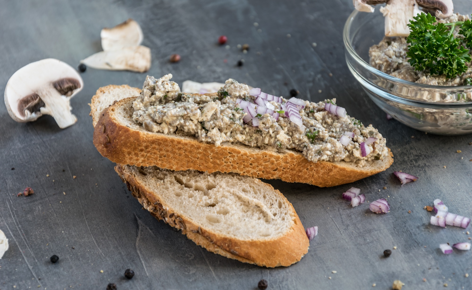 Champignon-Zwiebel-Aufstrich: schmeckt schon zum Frühstück ...
