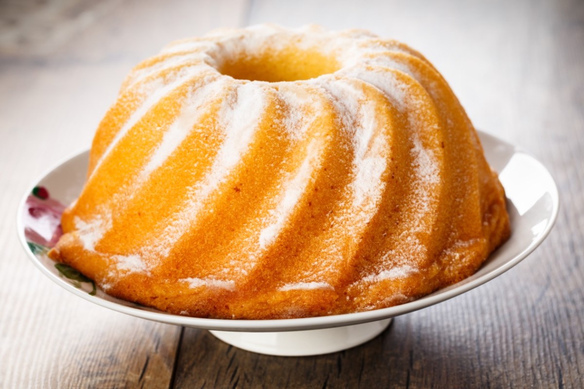 Ein Eierlikör-Gugelhupf auf einer Tortenplatte.