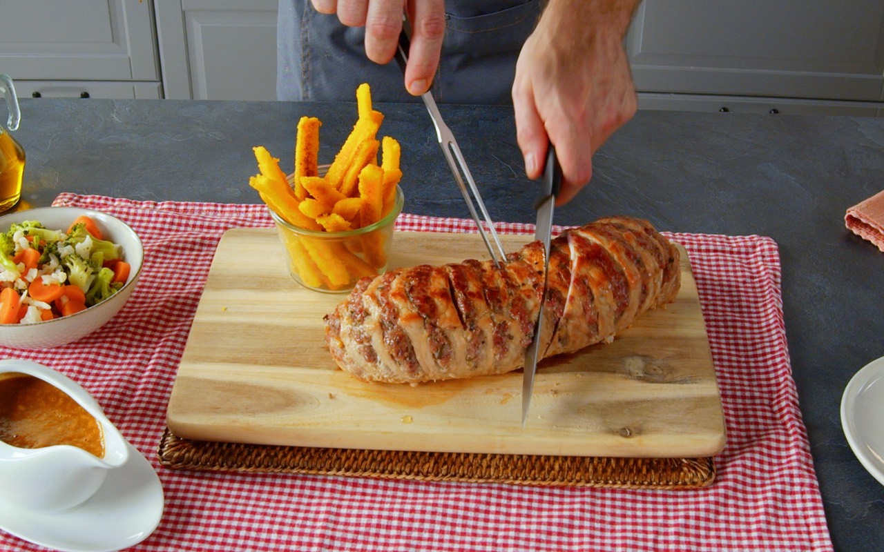 Lecker gefüllter Schweinebraten mit Maispommes - Leckerschmecker