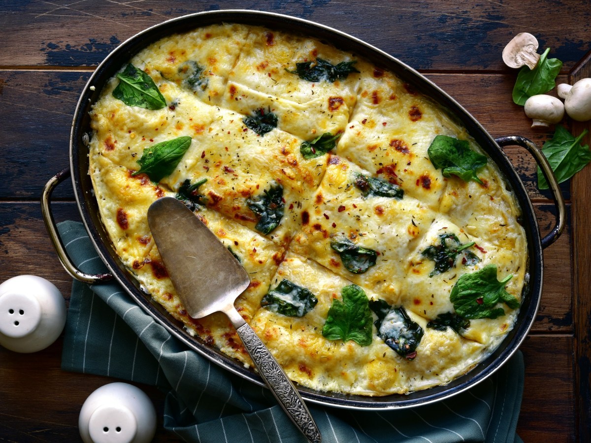 Eine Hähnchen-Spinat-Lasagne mit Käse.