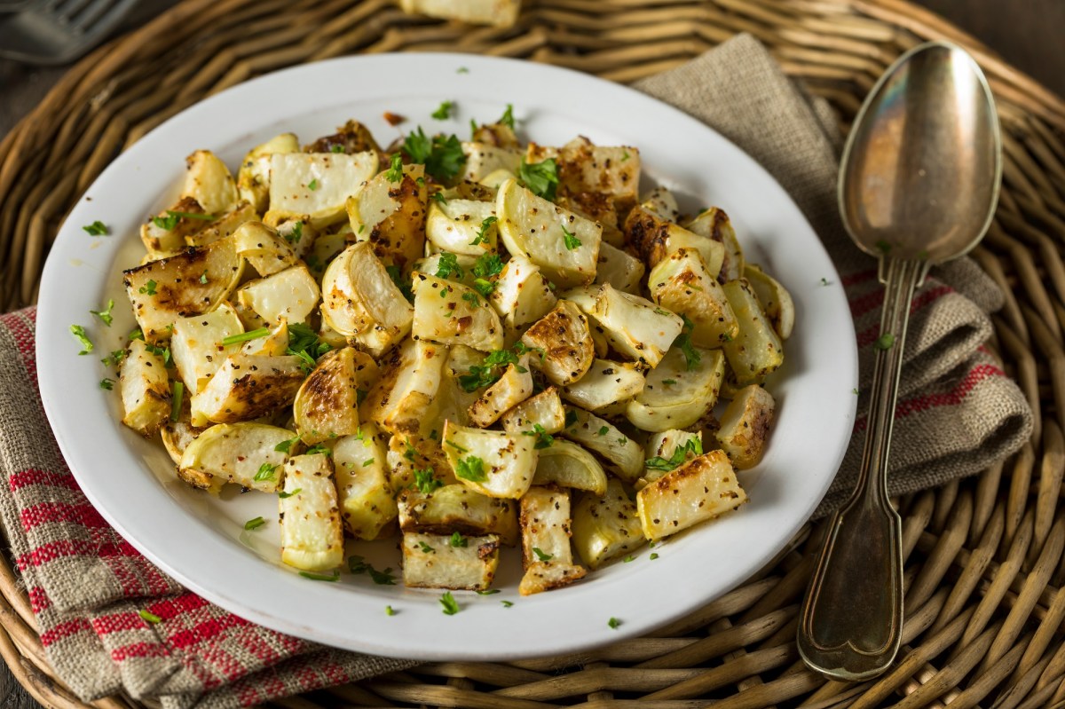 Ein Teller mit Kohlrabi aus der Heißluftfritteuse, garniert mit Petersilie.