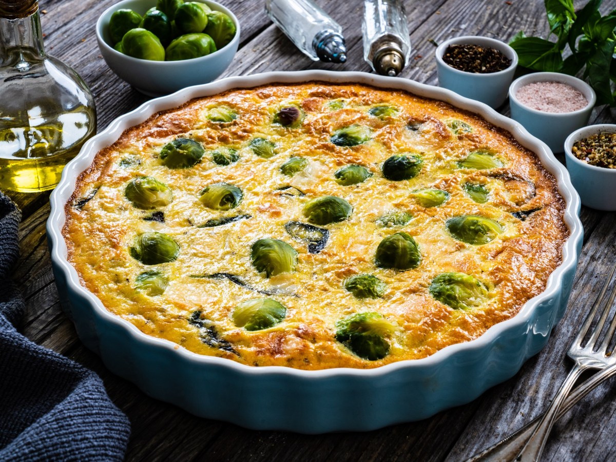 Rosenkohl-Quiche auf einem Tisch
