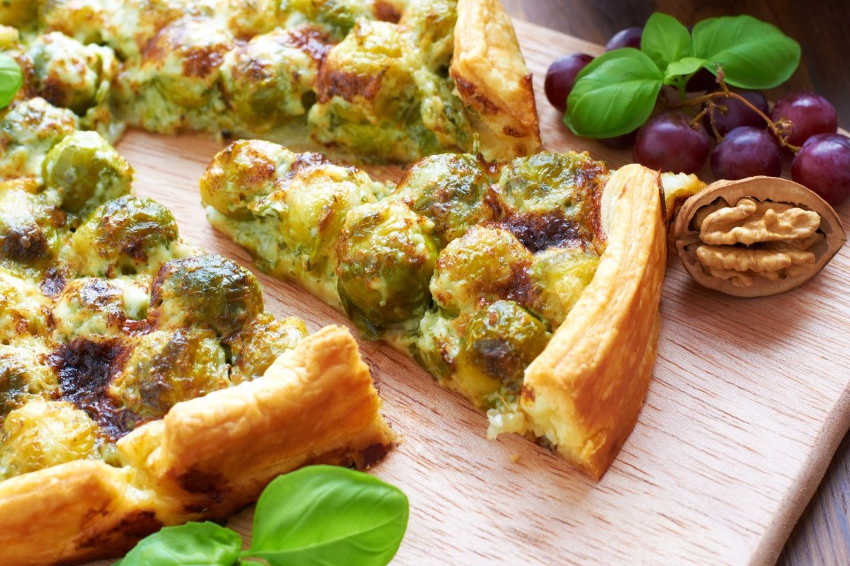 Eine Rosenkohl-Tarte, aus der ein Stück geschnitten wurde.