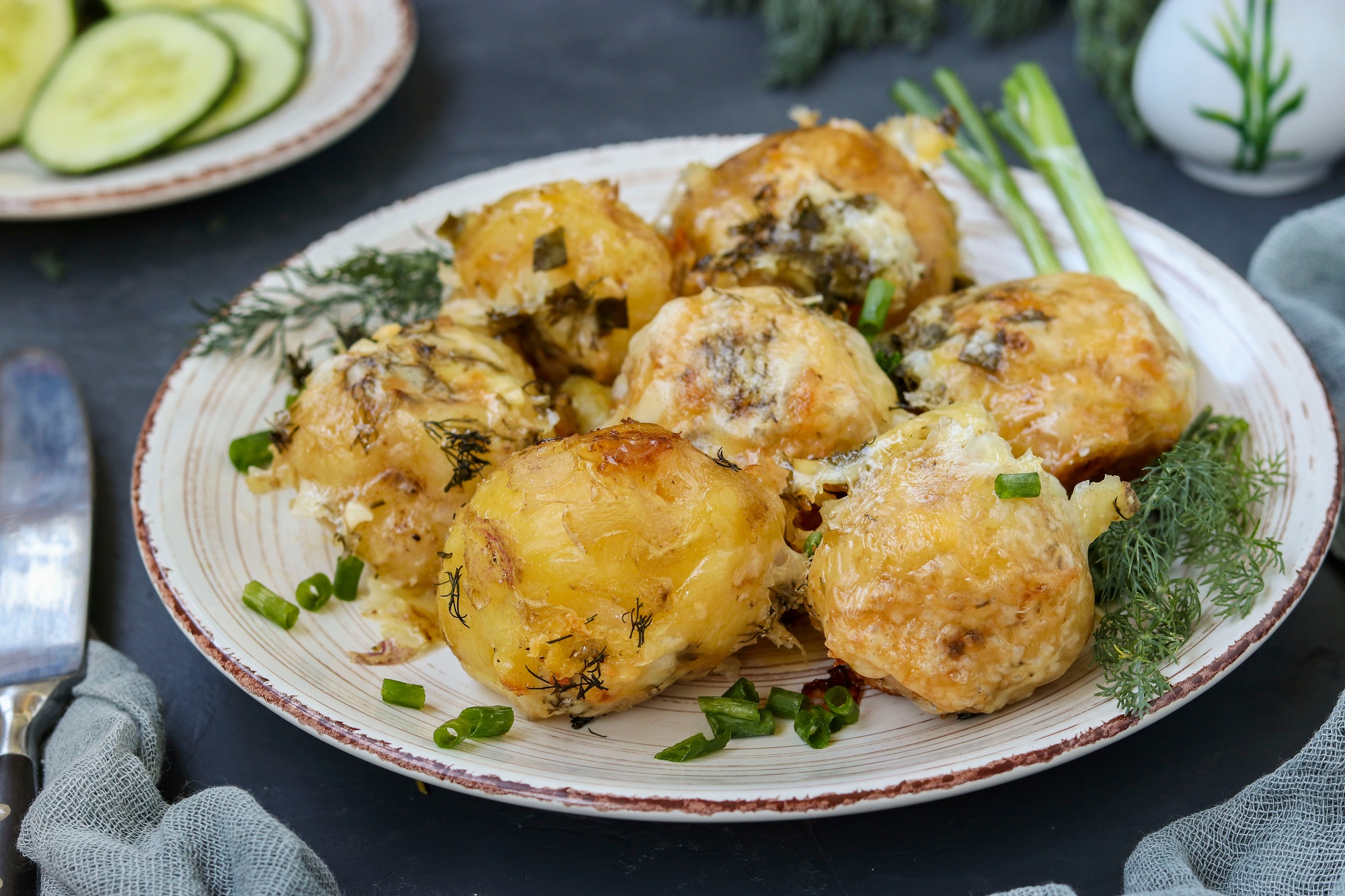 Überbackene Kartoffeln mit Käse und Kräutern: leckere Beilage ...