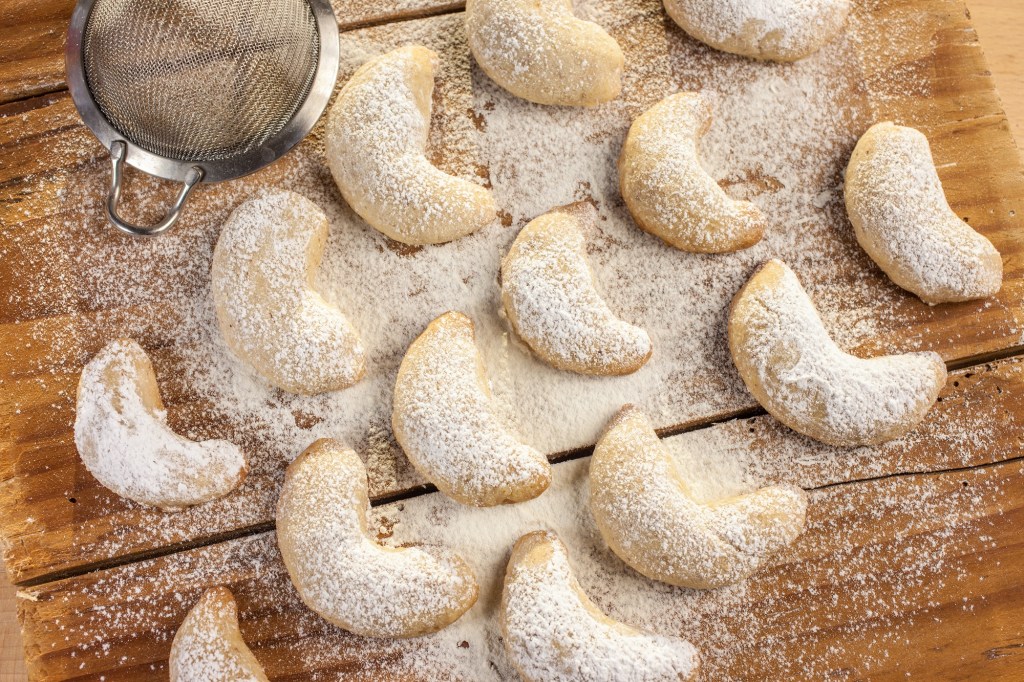Ein paar Vanillekipferl in der Draufsicht.