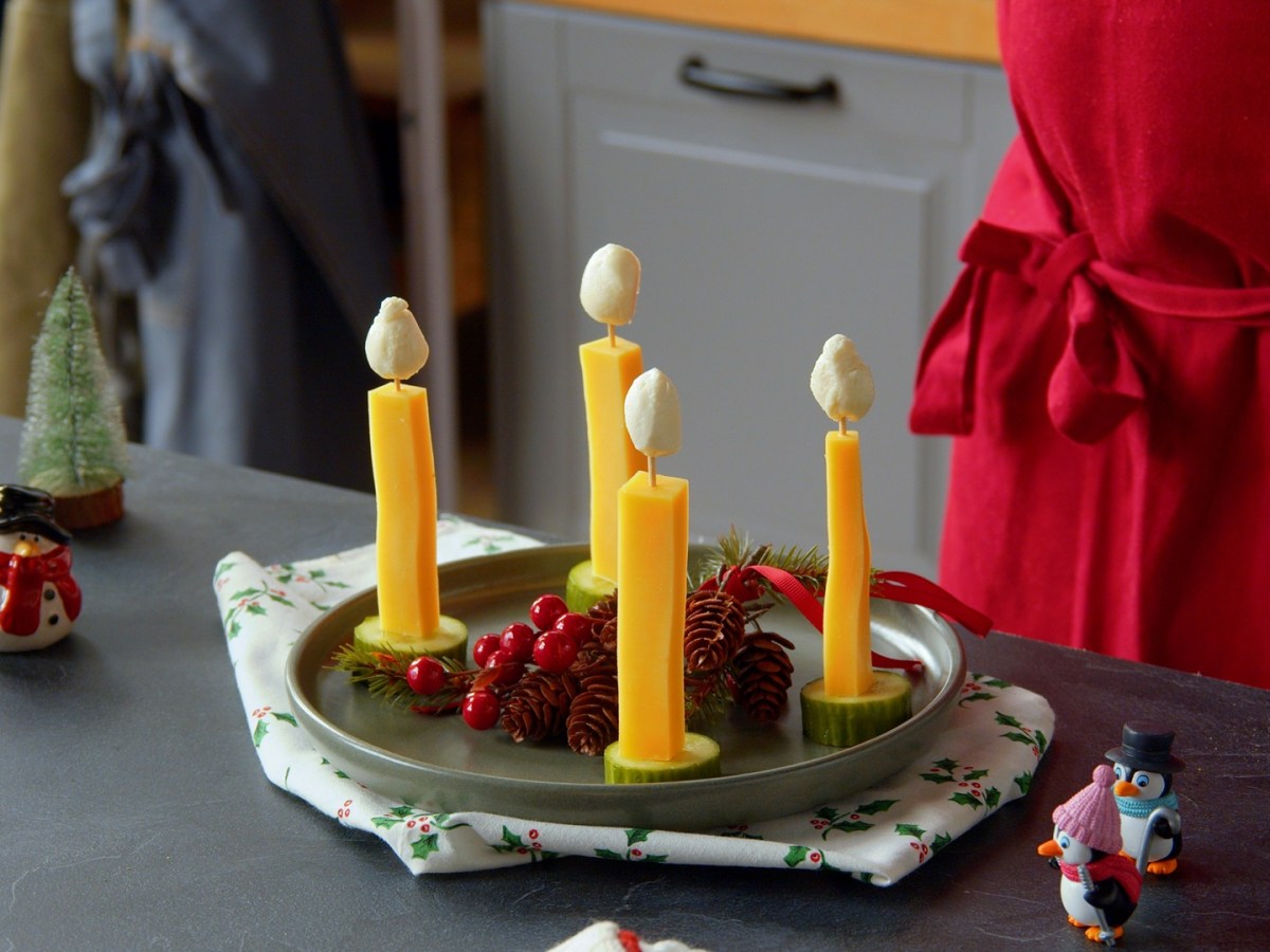 Käse-Kerzen auf einem Adventskranz.