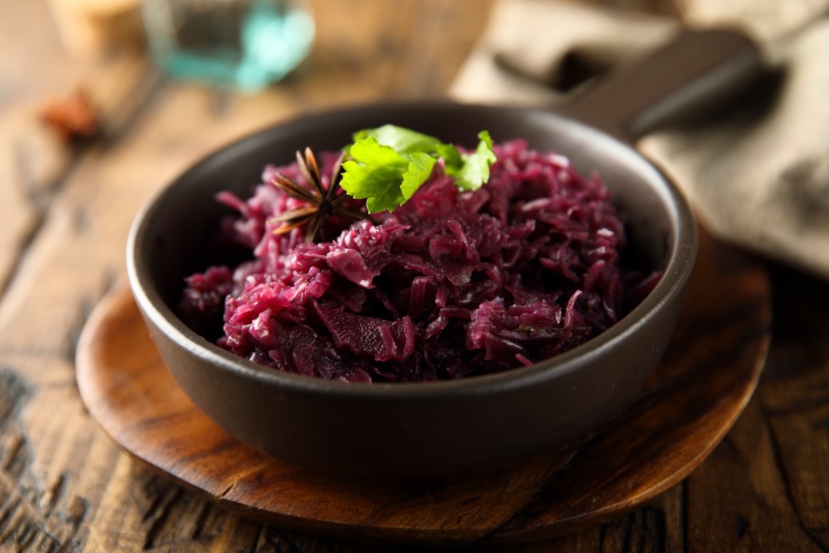 Eine Schale mit Asia-Rotkohl.