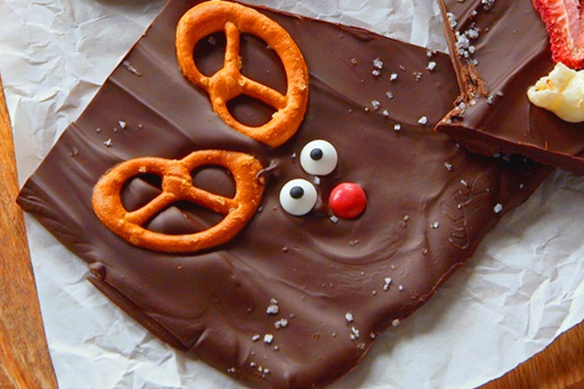 Rentier aus Bruchschokolade in der Draufsicht.