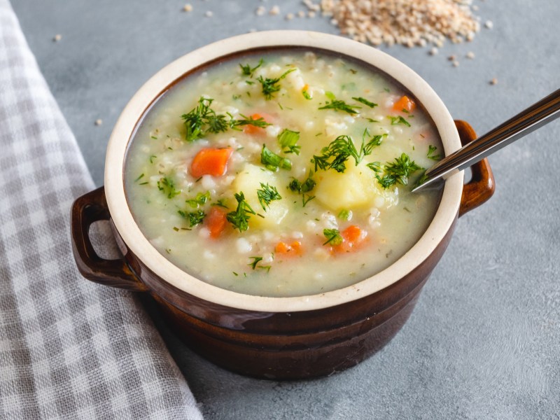 Eine Schüssel Graupensuppe mit Kartoffeln.
