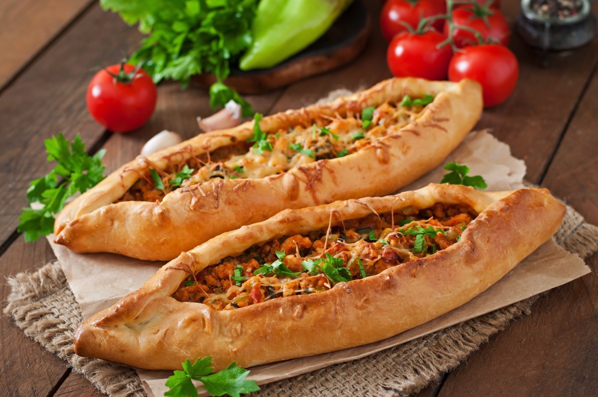 Hackfleisch-Pide: türkischer Klassiker zum Anbeißen lecker ...