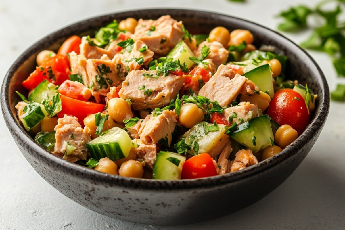 Eine Schüssel Kichererbsen-Thunfisch-Salat.