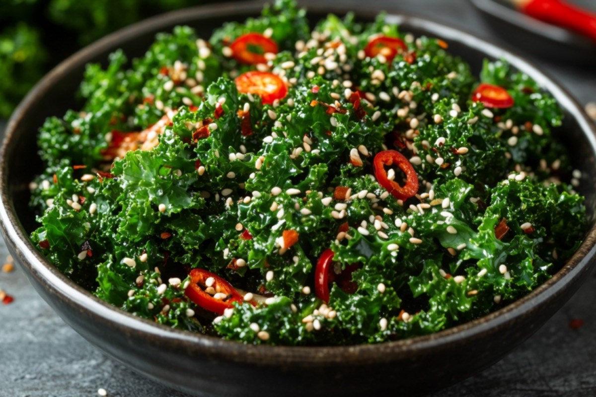 Eine Schüssel koreanischer Grünkohlsalat.