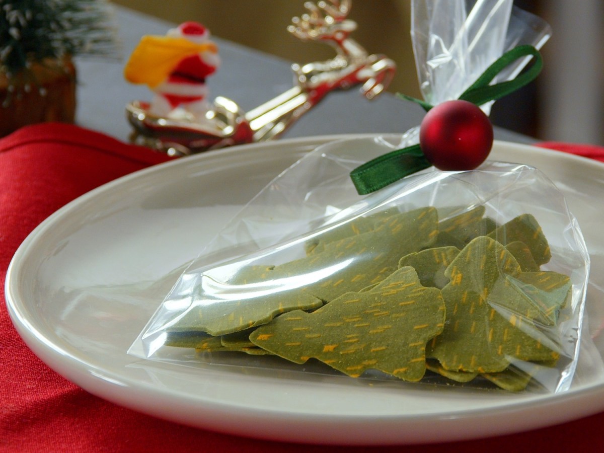 Tütchen mit Tannenbaum-Nudeln auf einem Teller.