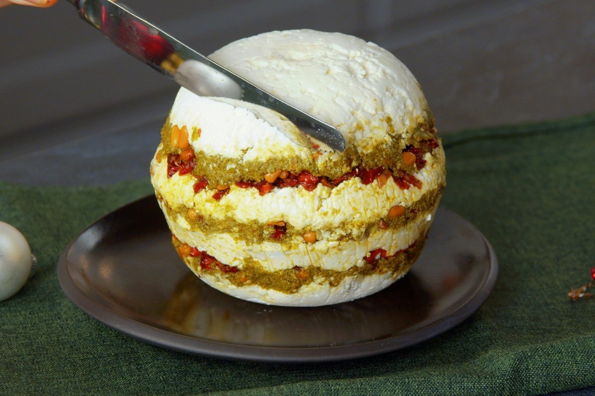 Eine essbare Kugel aus Hirtenkäse als Snack-Idee zu Weihnachten.