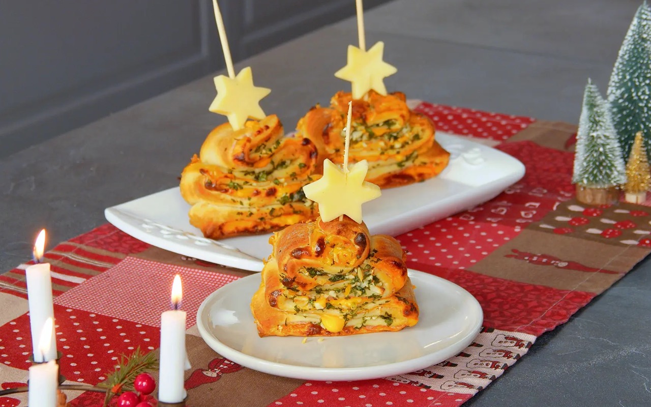 Weihnachtsbaum-Snack aus Pizzateig mit Knoblauchbutter - Leckerschmecker