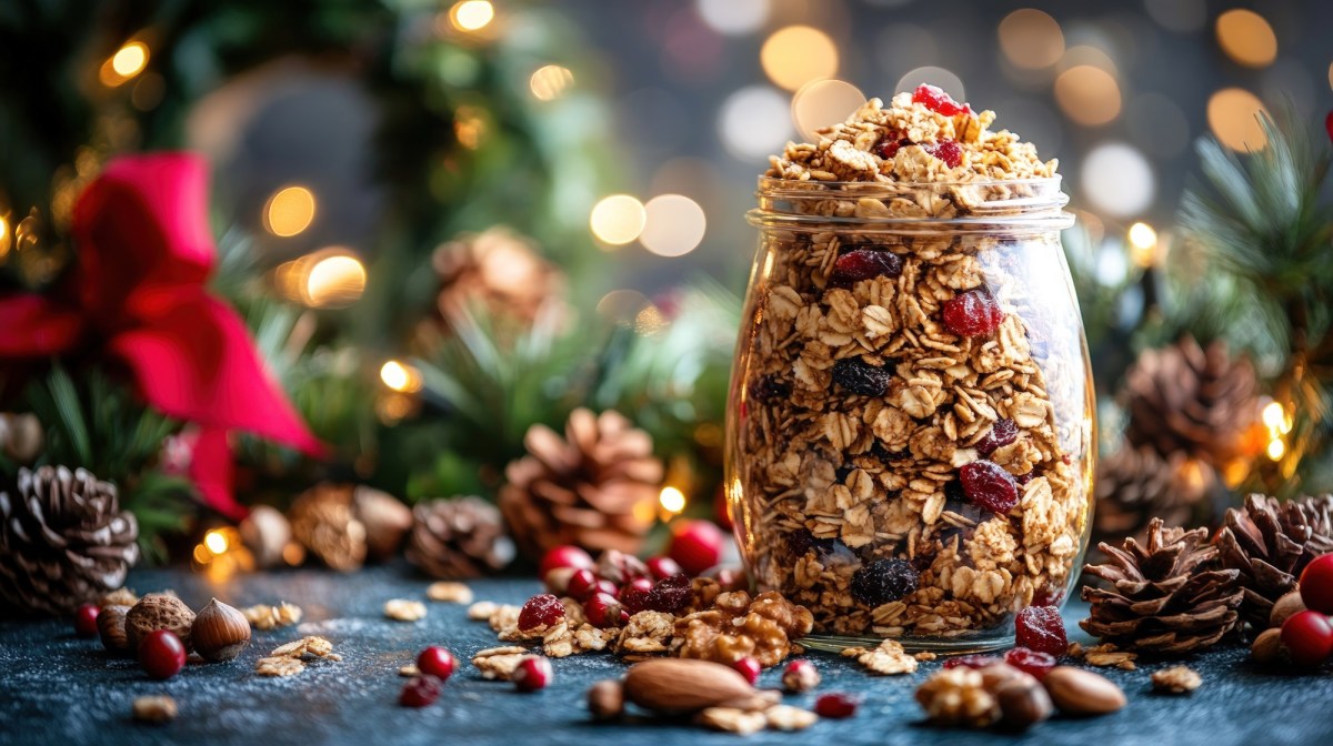 Glas mit Weihnachtsknuspermüsli und Weihnachtsdeko