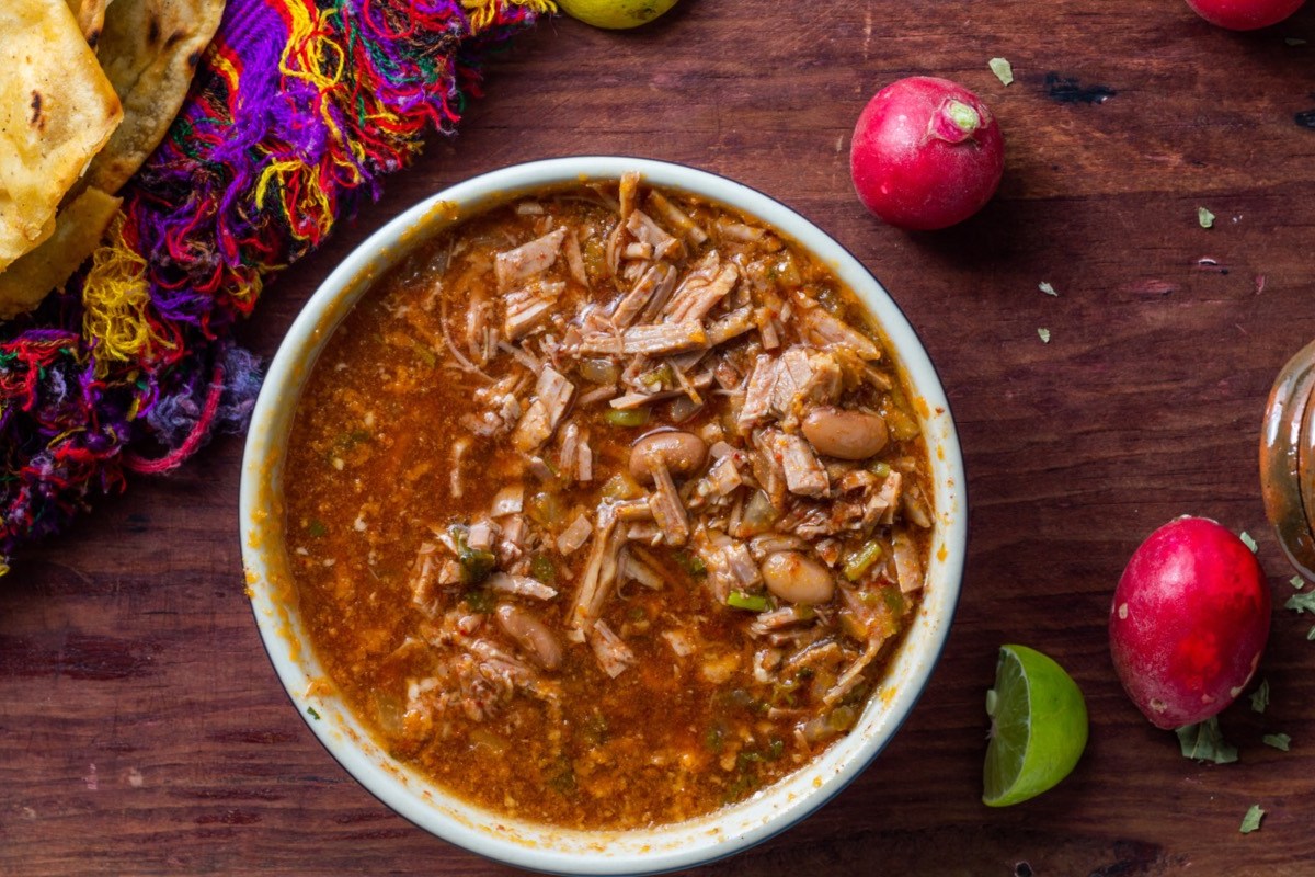 Eine Schüssel Birria in der Draufsicht.