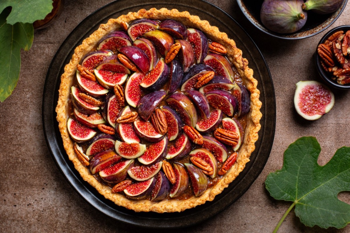 Eine Feigen-Tarte mit Pekannüssen in der Draufsicht.