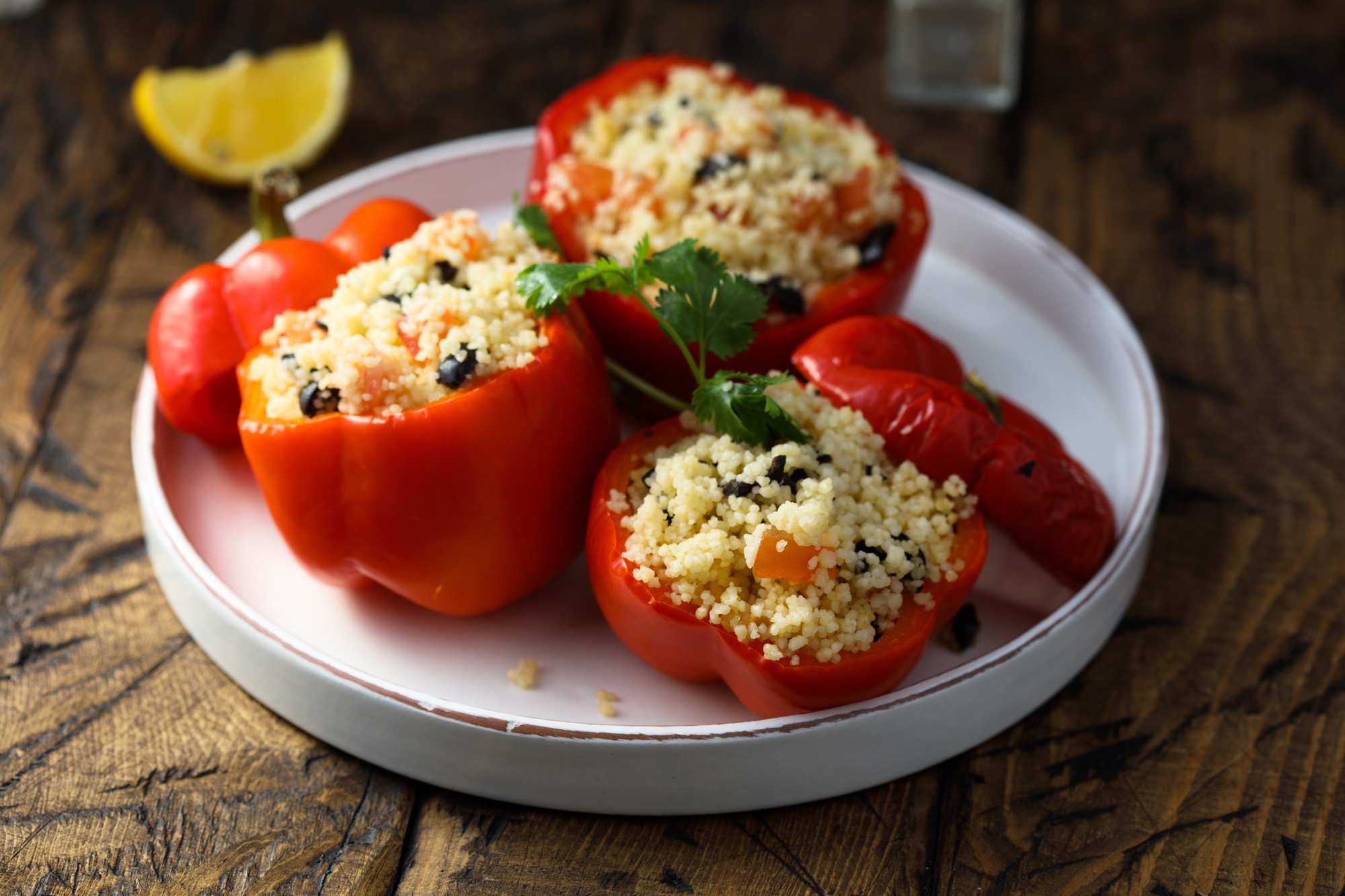Einfacher geht es kaum: gefüllte Paprika mit Couscous und Feta ...