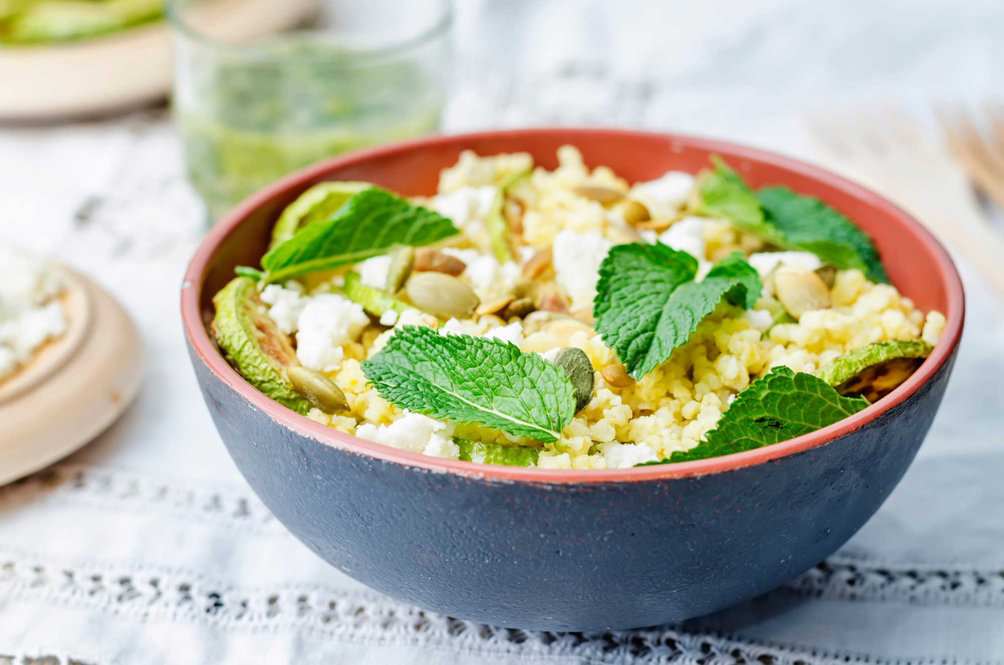 Hirsesalat mit Ziegenkäse holt dir die Sonne in die Schüssel ...