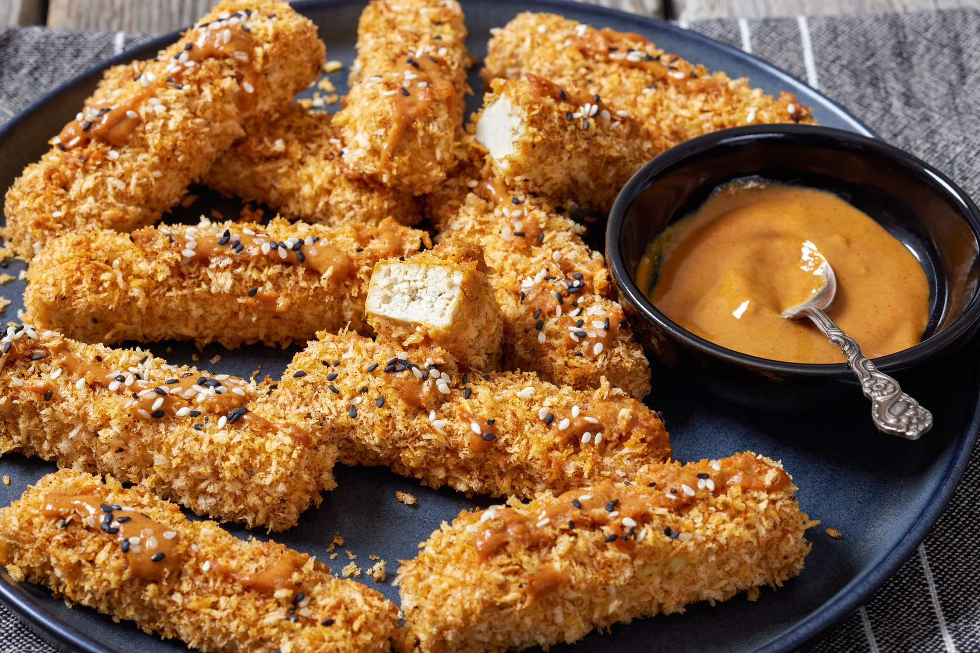 Knuspriger Tofu mit Erdnusssoße: asiatischer Klassiker - Leckerschmecker