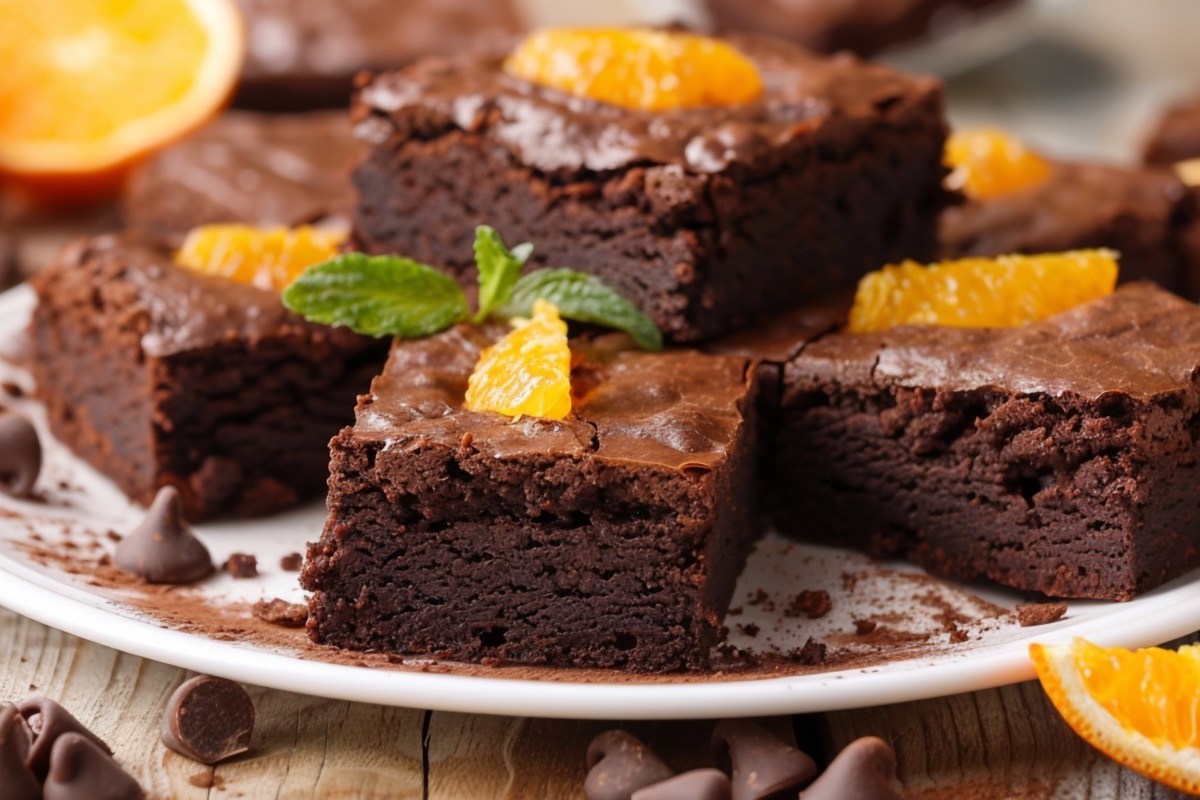 Mehrere Orangen-Brownies auf einem Teller.