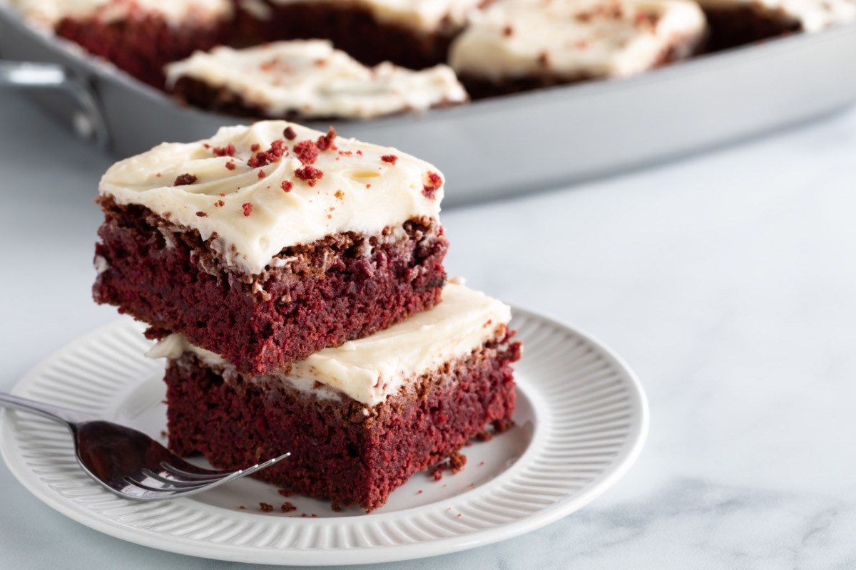 Zwei Red Velvet Brownies, die auf einem Teller übereinander liegen.