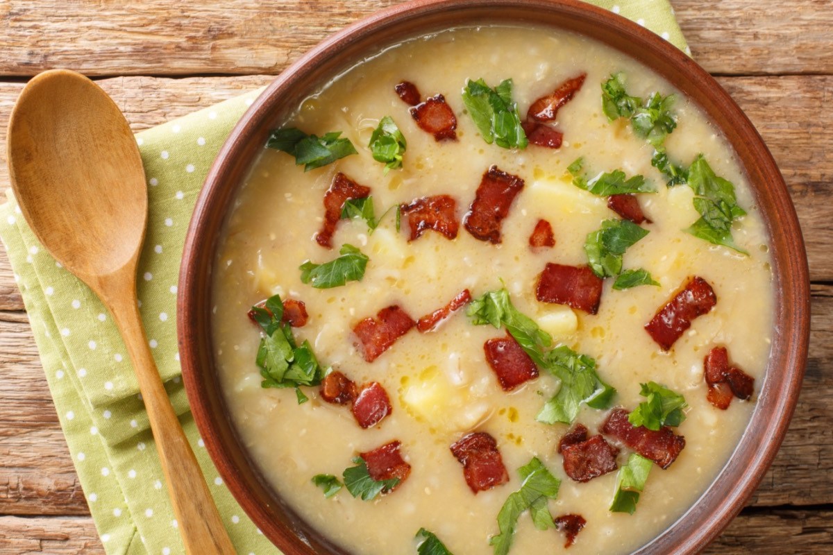 Eine Rumfordsuppe mit Speck in der Draufsicht.