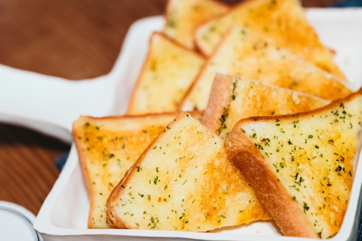 Mehrere Scheiben Texas Toast in einer Auflaufform.