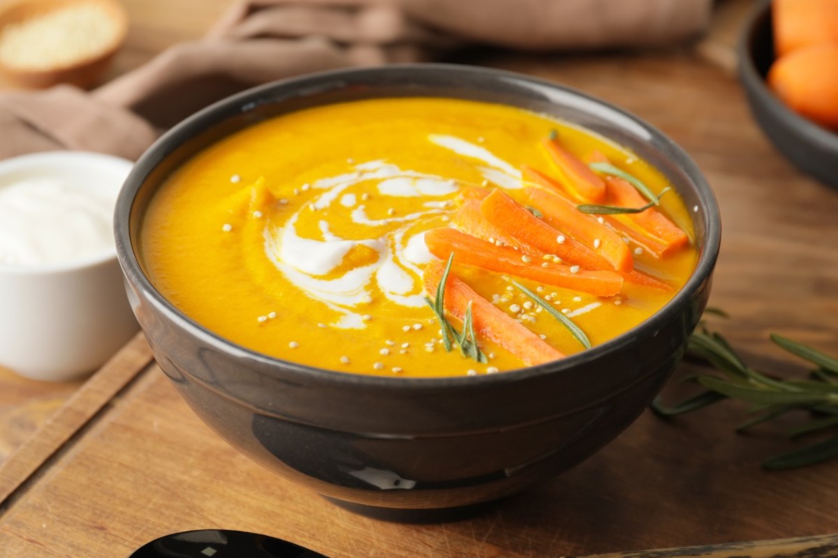 Eine Schüssel vegane Karotten-Kokos-Suppe.