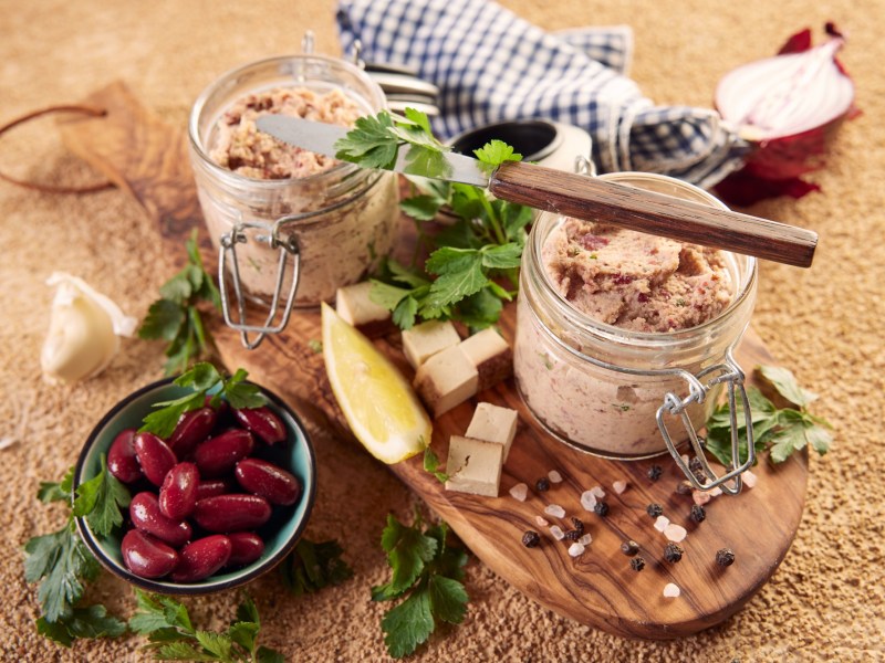 Zwei Gläser mit veganer Leberwurst auf einem Tisch