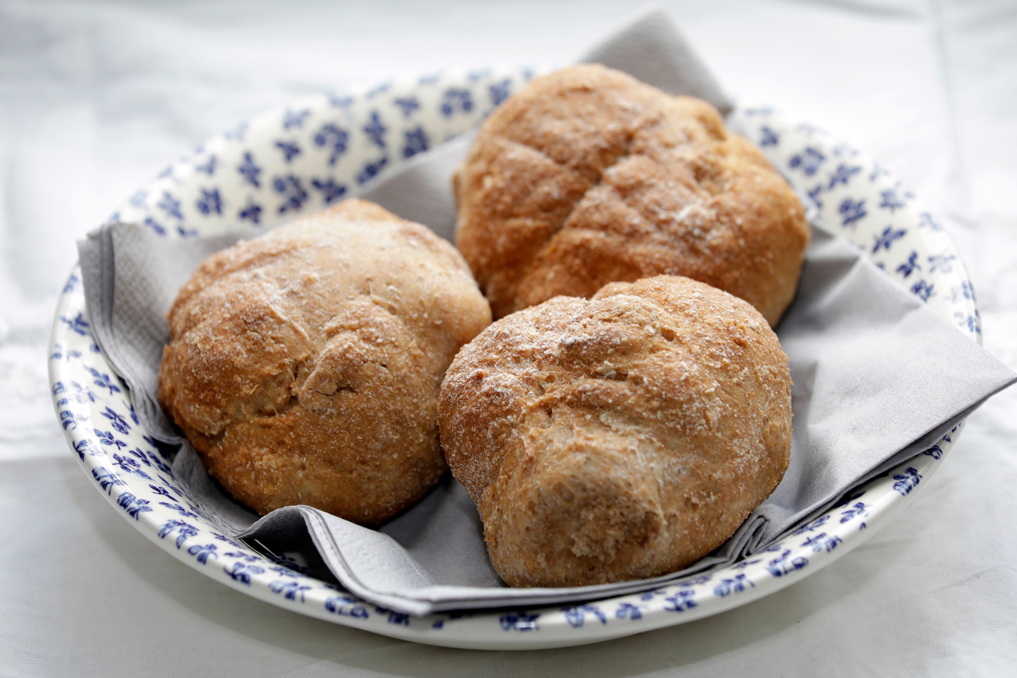 Dinkel-Buttermilch-Brötchen: ofenfrisch genießen - Leckerschmecker