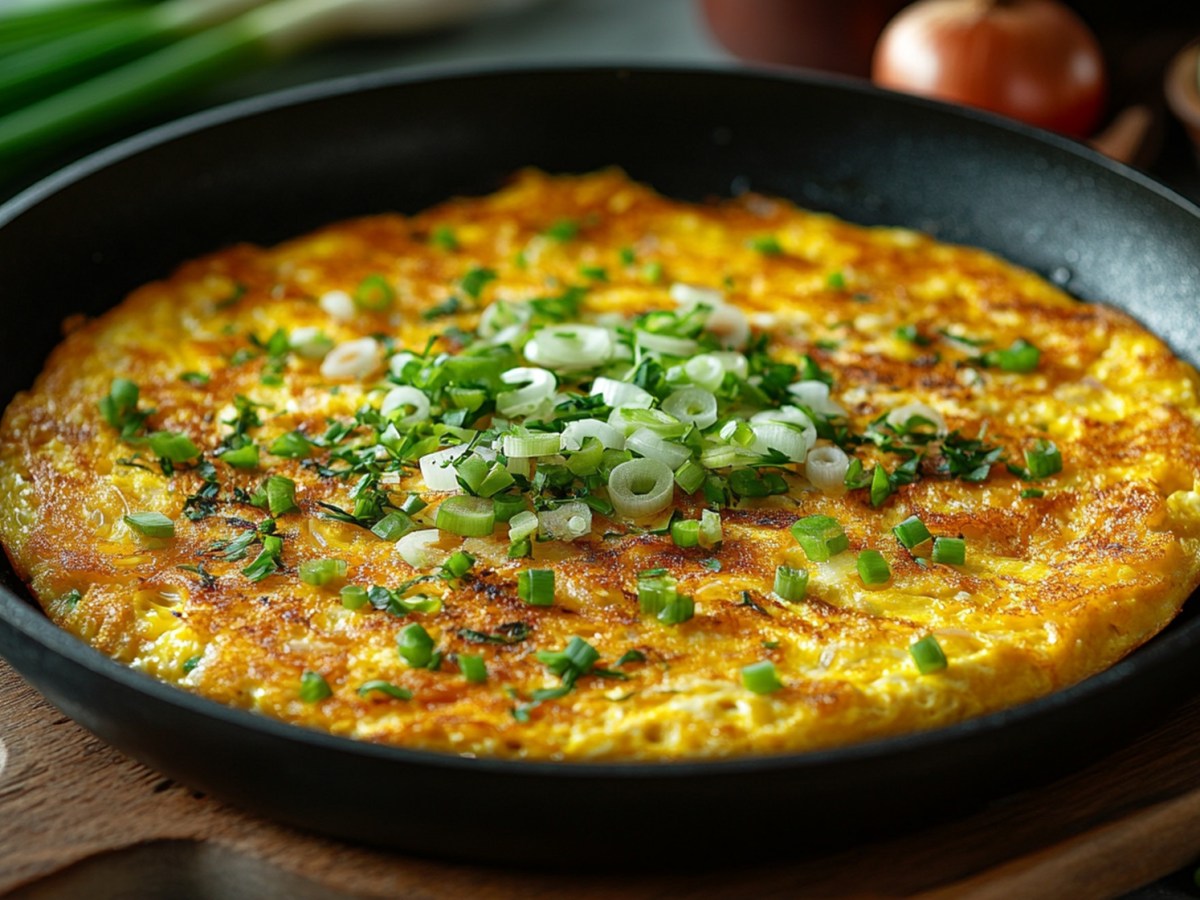 Genieße mit einem Frühlingszwiebel-Omelett ein leckeres Frühstück