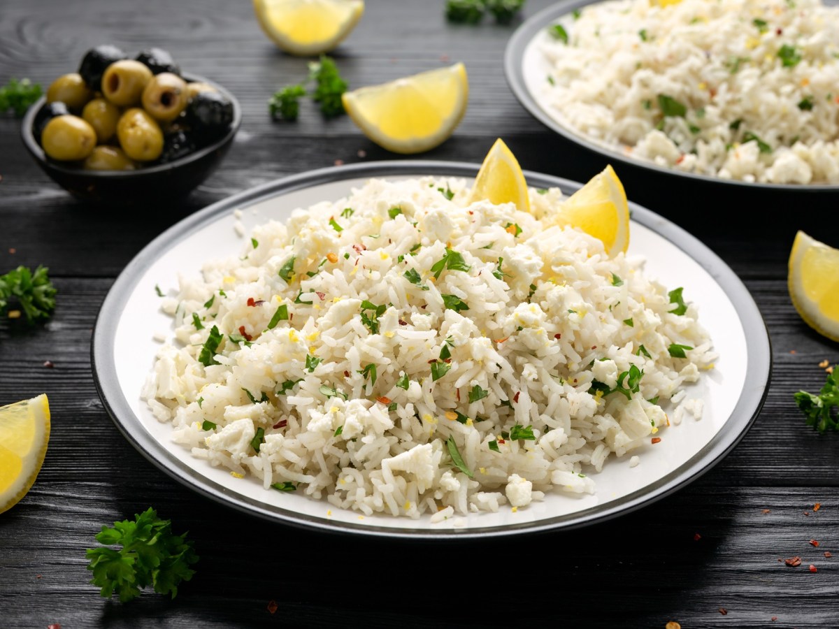 Dieser griechische Feta-Reis ist unsere neue Lieblingsbeilage