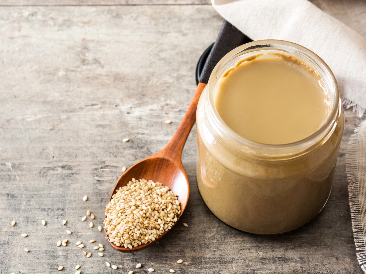 Tahini selbst machen: Diese Sesampaste passt zu fast allem