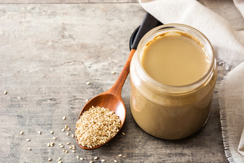 Tahini selbst machen: Diese Sesampaste passt zu fast allem